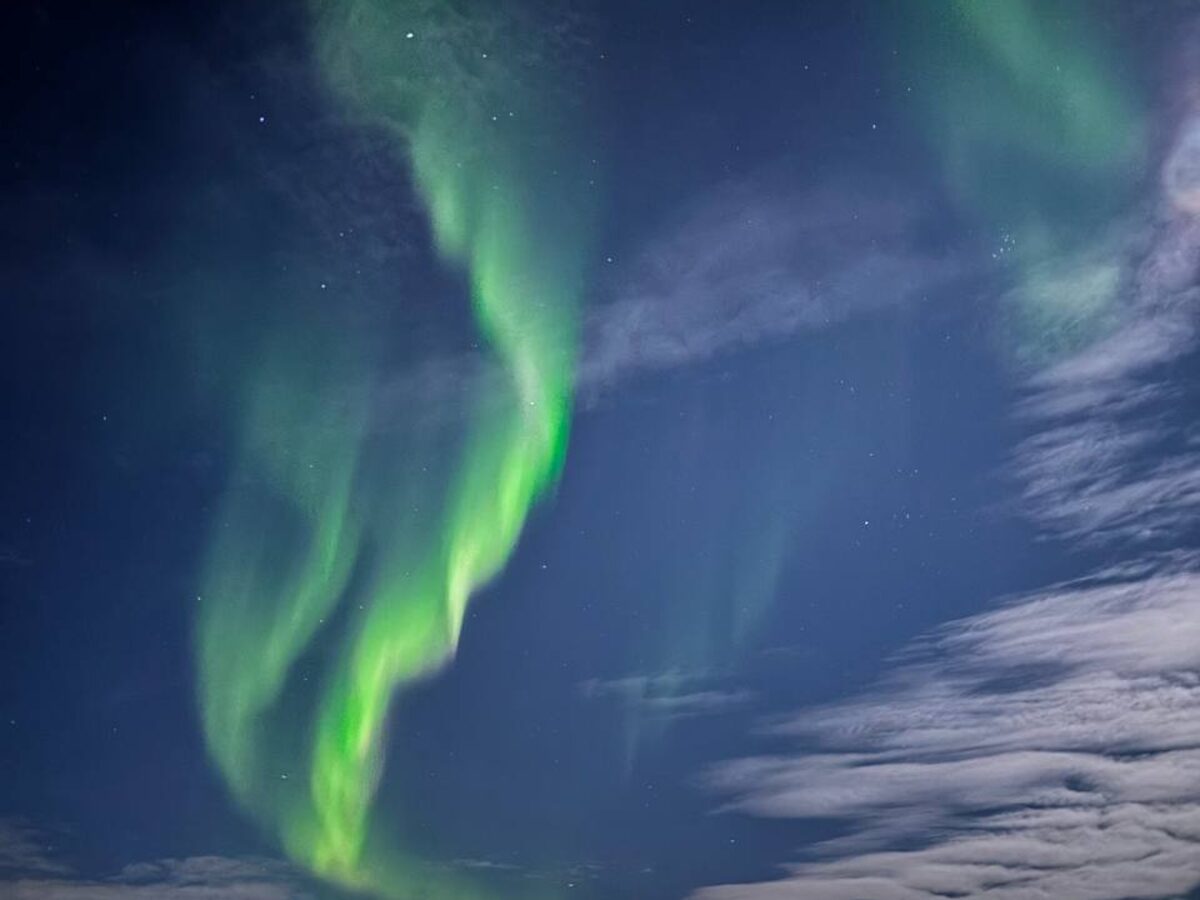 Nordlys over tettsted i Finnmark