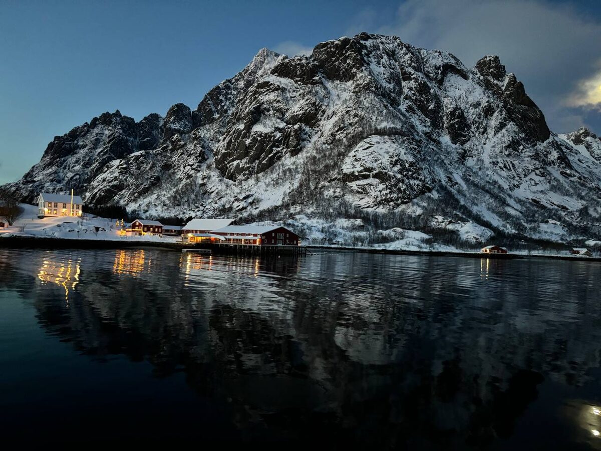 Fjord og vinterfjell i Nord-Norge