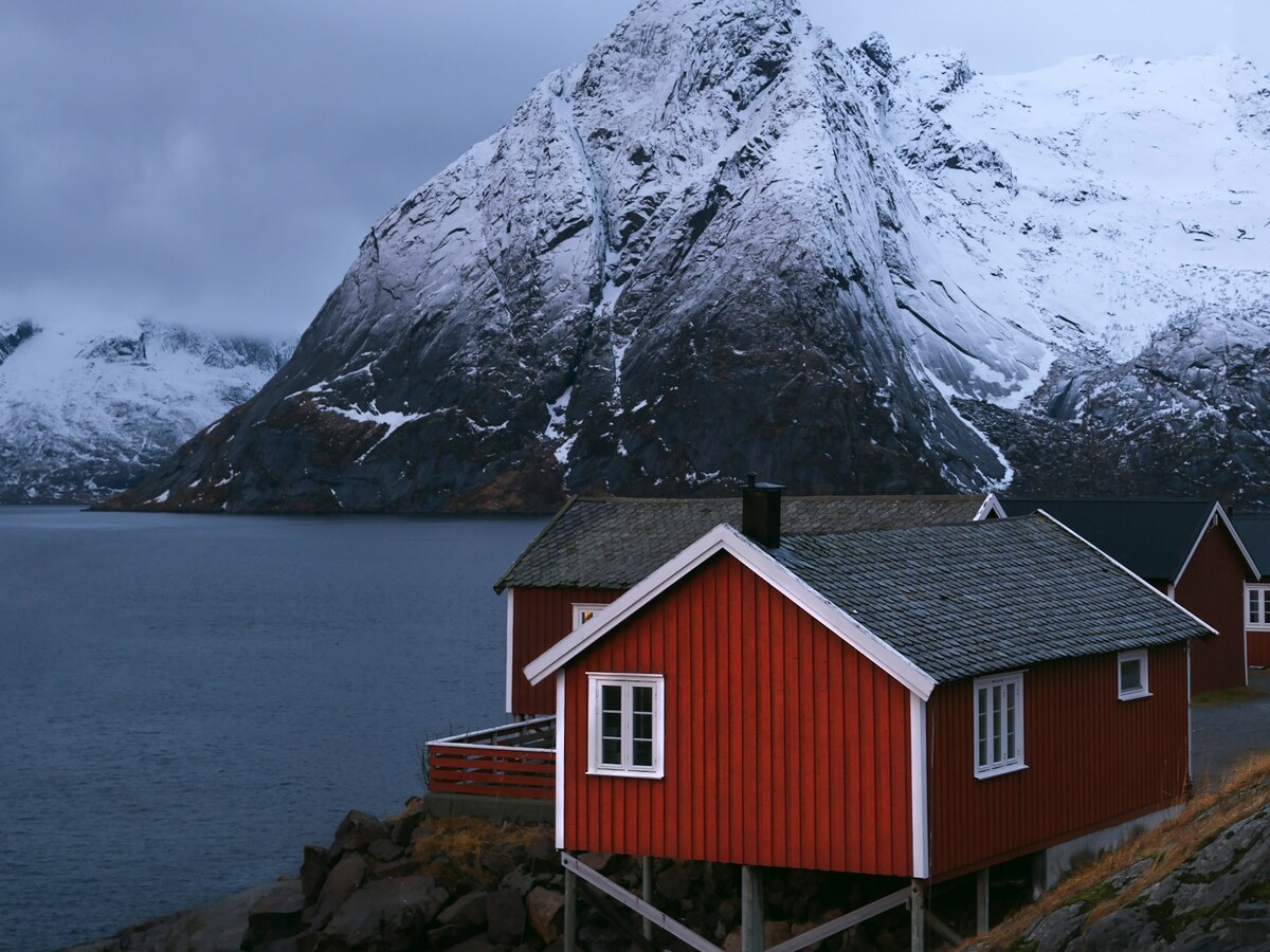 Norsk hus ved fjord og fjell