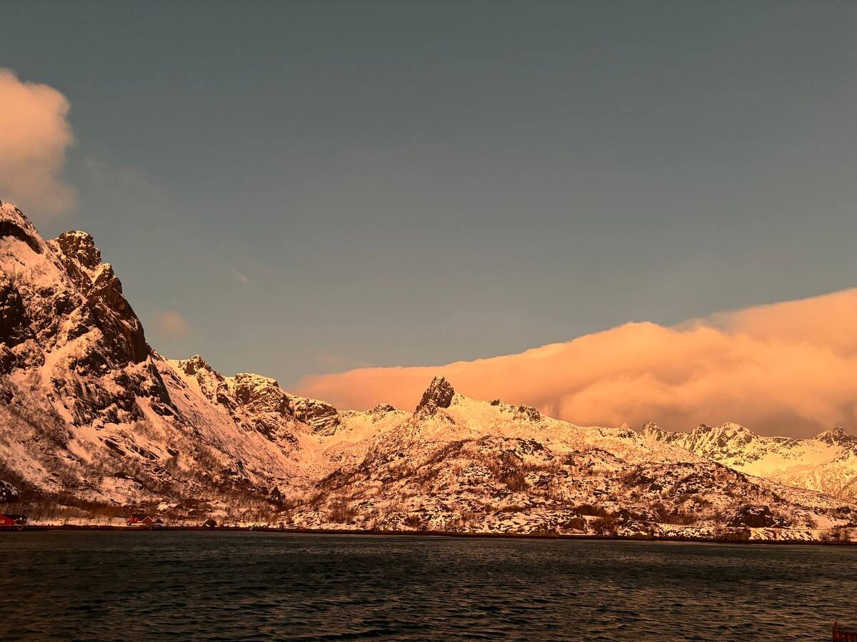 Varmt lys over fjell og fjord